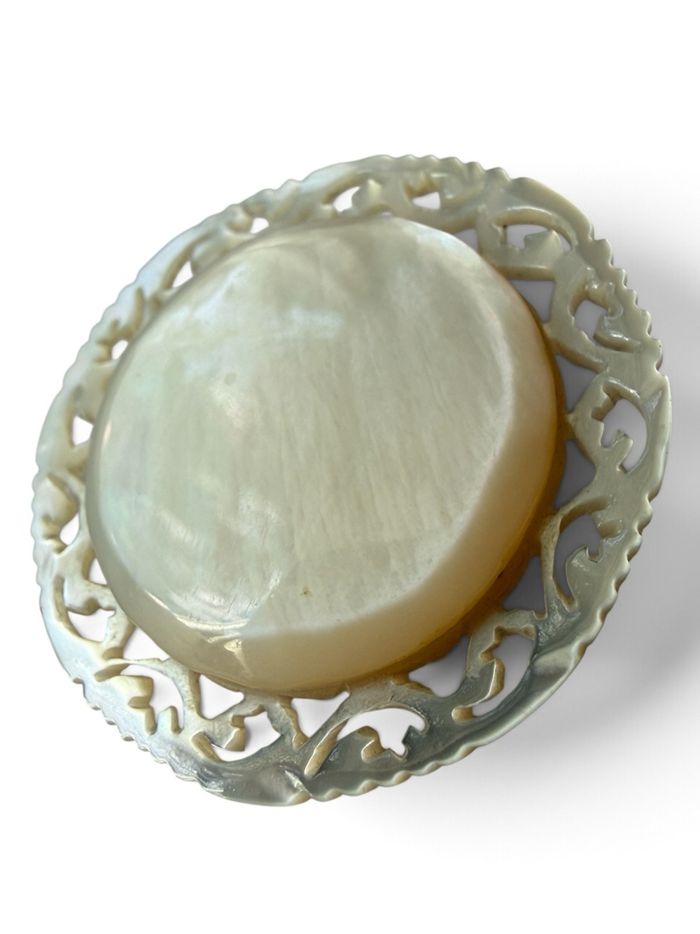 Vintage 1940s–1950s Mother Of Pearl Brooch,  Mid‑Century C‑Clasp - Picture 7 of 12